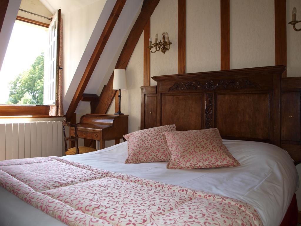 Hotel Le Manoir De Mathan Crepon A La Campagne 5 Mn D'Arromanches Et 10 Mn De Bayeux Room photo